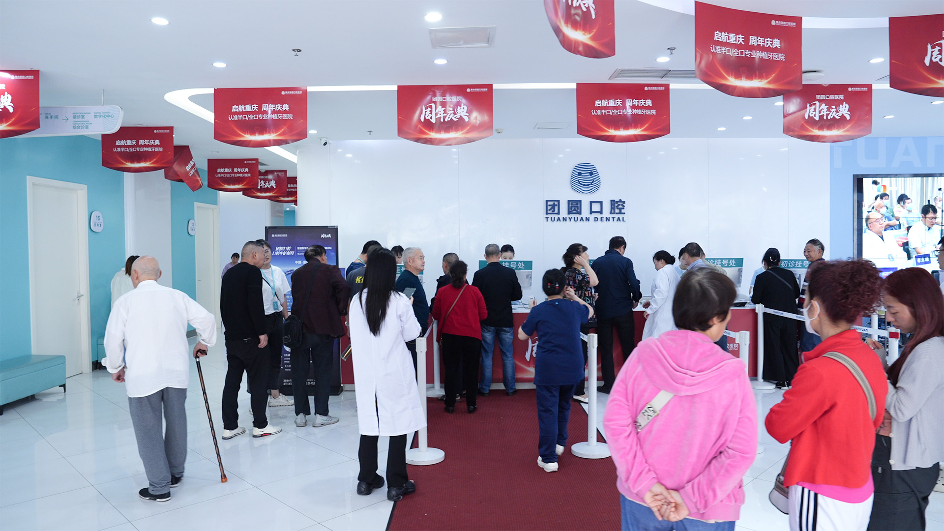 活动当天医院人山人海.jpg 活动当天医院人山人海.jpg